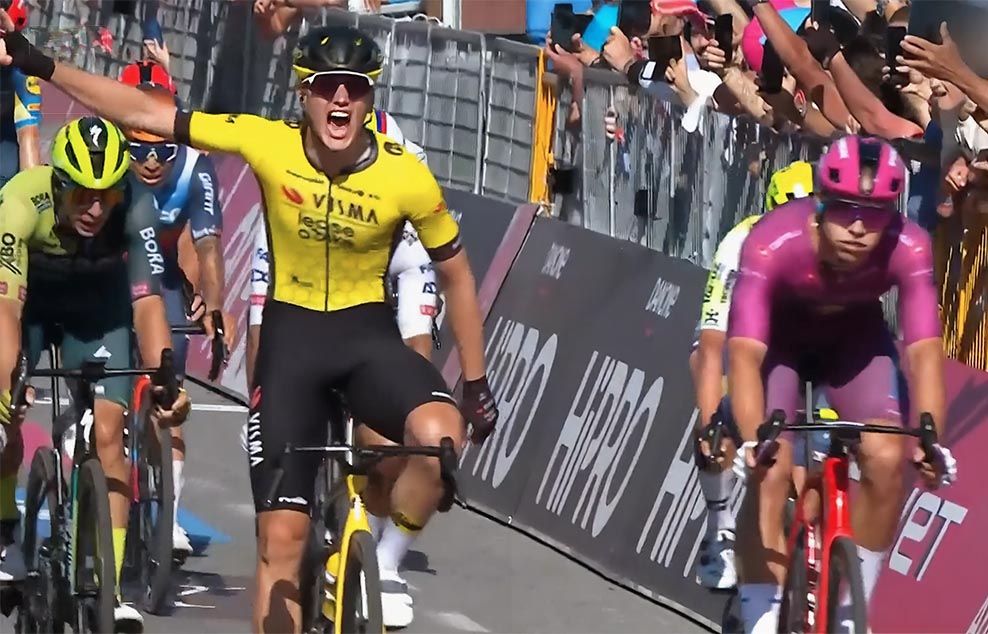 Olav Kooij wint in 9e etappe van Giro d Italia in Napels