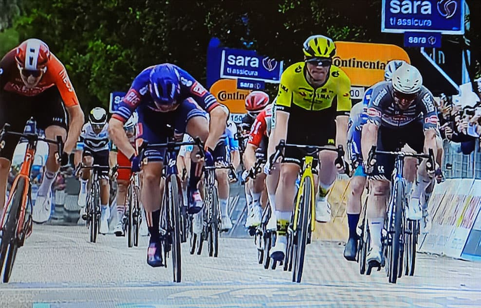 Olav Kooij wint in 12e etappe van Giro d Italia 2025 in Viadana